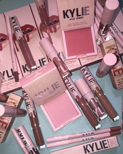 Annabella Aesthetic, Meakup Product, Kylie Jenner Makeup Products, Kylie Cosmetics Aesthetic, Kylie Jenner Makeup Collection, Gloss And Lip Liner, Kylie Jenner Cosmetics, Kate Moss Lipstick, Kylie Jenner Makeup Tutorial