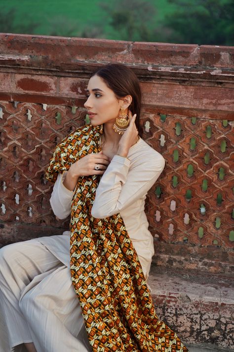 Phulkari Dupatta, Traditional Outfit, Indian Fashion Dresses, Punjabi Suits, Family Gathering, Traditional Outfits, Indian Fashion, Maxi Skirt, Royalty