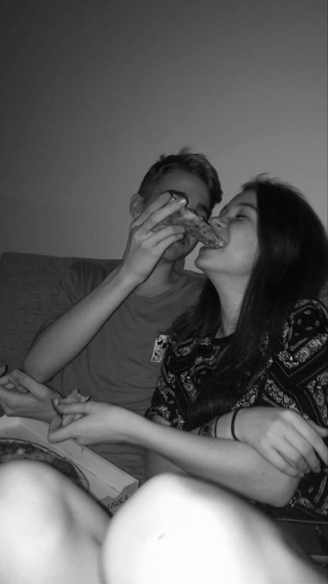 Cute Couple Eating Together, Eating Couple Aesthetic, Boyfriend Feeding Food To Girlfriend, Couple Eating Pizza Aesthetic, Couple Eating Aesthetic, Cute Couple Pics Black And White, Aesthetic Couple Black And White, Feeding Girlfriend, Couple Eating Together Aesthetic