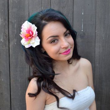 work luau Hawaiian Themed Party, Hibiscus Hair, Hawaiian Party Theme, Party Theme Ideas, Flowers Beach, Short Hairstyles Fine, Hawaiian Hibiscus, Feather Headband, Flower Hair Clip