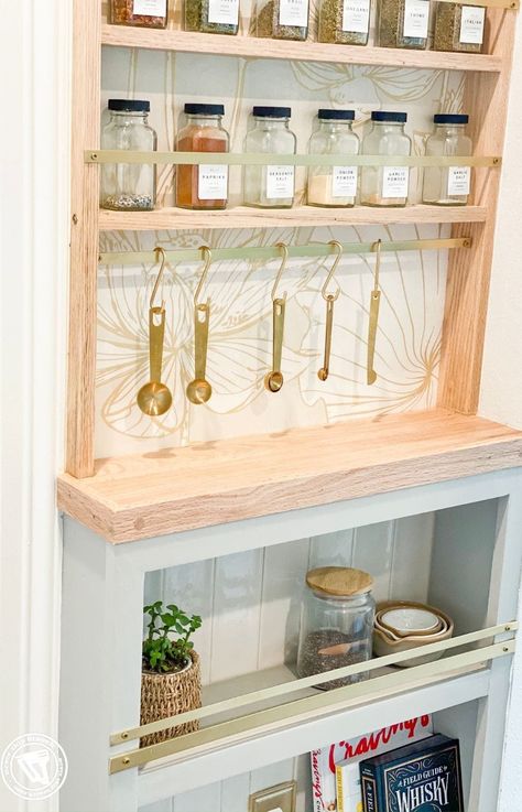 Kitchen Wall Spice Rack Ideas, Diy Wall Mount Spice Rack, Modern Spice Rack Ideas, Diy Spice Rack Wood, Diy Spice Shelf Ideas, Spice Rack Diy Wall, Wall Spice Rack Ideas Diy Kitchen, Spice Rack Wall Ideas, Spice Rack Ideas Wall