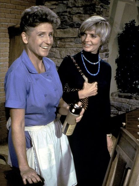 Ann B. Davis, wearing Alice's trademark blue dress, and Florence Henderson appear in an episode of 'The Brady Bunch.'  Ann B. Davis died at the age of 88 on June 1, 2014.  We will miss you! Ann B Davis, Florence Henderson, Jack Benny, Will Miss You, The Brady Bunch, Brady Bunch, Vintage Tv, June 1, Silver Screen