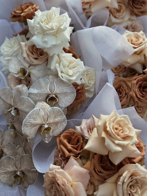 Toffee + caramel toned stacked rose bouquets Toffee Roses Wedding Centerpieces, Toffee Rose Wedding Bouquet, Brown Rose Bouquet, Toffee Roses Bouquet, Toffee Roses Wedding, Toffee Rose Bouquet, Mocha Wedding Theme, Brown Flower Bouquet, Caramel Wedding