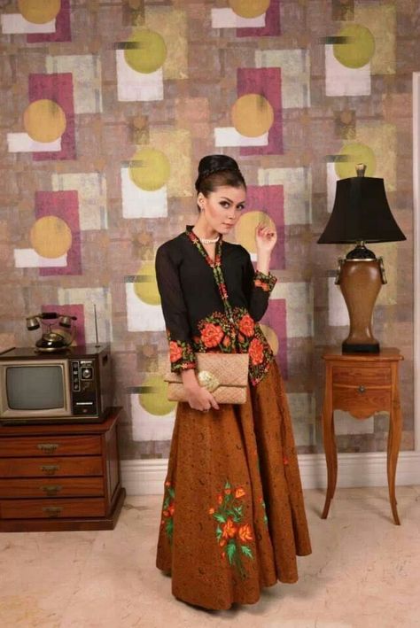 Batik Fashion Hijab, Blouse Brokat, Tenun Dress, Batik Blazer, Indonesian Kebaya, Blouse Dress Outfit, Kebaya Lace, Batik Dress Modern, Indonesian Fashion