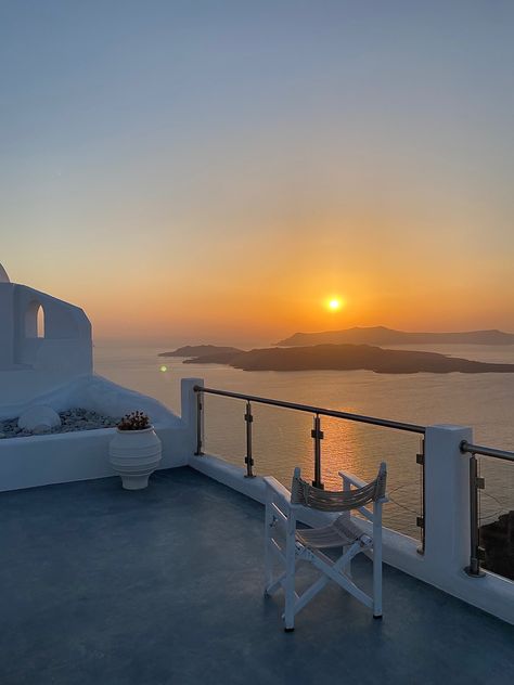 #santorini #sunrise #travel #summer Grecia Santorini, Massage Dos, Greece Trip, Travel Summer, Santorini Greece, Greece Travel, Santorini, Greece, Villa