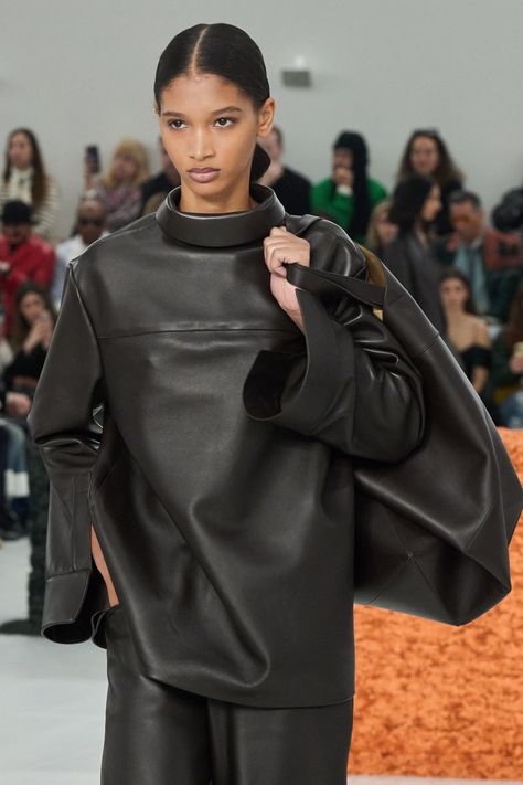 Loewe Fall 2023 Ready-to-Wear Fashion Show | Vogue Loewe Fall 2023, Leather Couture, Fall 2023 Ready To Wear, 2023 Ready To Wear Collection, 2023 Ready To Wear, Detail Photos, Fall 2023, Leather Design, Fashion News