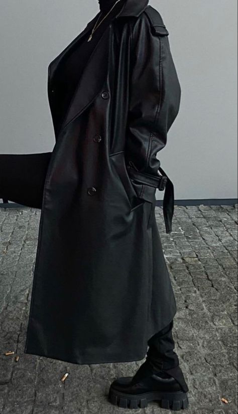 Black Trench Coat Outfit Aesthetic, Leather Trench Coat Outfit Aesthetic, Black Trench Coat Outfit Dark Academia, Black Trenchcoat Aesthetic, Black Trenchcoat, Goth Trench Coat, Nyc Winter Outfits, Dark Academia Fashion, Academia Fashion