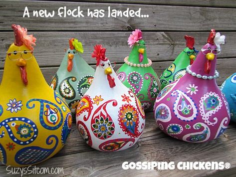 Gossiping paisley chickens made from gourds! Fall Gourds, Arts And Crafts For Teens, Gourds Birdhouse, Chicken Crafts, Chicken Hen, Mexican Crafts, Chicken Decor, Gourds Crafts, Painted Gourds