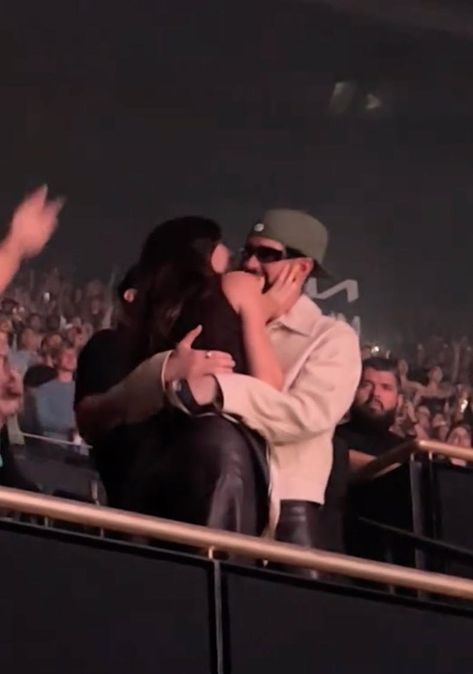 Kendall Jenner and Bad Bunny Were Filmed Kissing at Kendall Jenner Bad Bunny, Kendall Jenner Boyfriend, Nora Lovely, Drake Concert, Concert Video, Jenner Sisters, Celebrity Style Red Carpet, Sunday Night, Bad Bunny