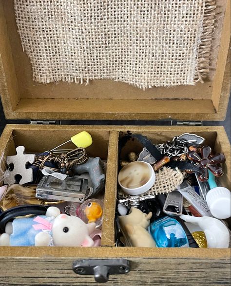 Trinkets Box Aesthetic, Cool Trinkets Vintage, Elodie Trinkets, Cool Knick Knacks, Box Of Trinkets, Trinket Box Aesthetic, Trinket Box Ideas, Trinket Aesthetic, Trinkets Aesthetic