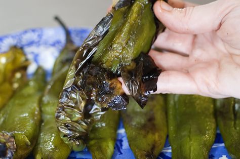 How to Roast Green Chilies Whole Chicken In The Crockpot, Pioneer Woman Roast, Roasted Chili Peppers, Roast Peppers, Chicken In The Crockpot, Roasted Green Chili, Hatch Green Chili, Green Chili Recipes, Hatch Chili