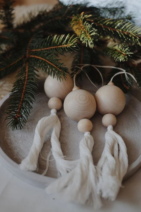 Christmas Ornaments With Wooden Beads, Boho Ornaments, Scandi Christmas Decorations, Future Christmas, Xmas Inspiration, Boho Christmas Decor, Eid Party, Scandi Christmas, Wooden Christmas Tree