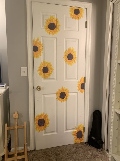 Door Decor Ideas Bedroom, Cute Door Painting Ideas Bedroom, Wall Paint Designs Creative Art Ideas, Puertas Aesthetic, Door Art Bedroom Aesthetic, Things To Paint On Your Wall, Puertas Pintadas Ideas Tumblr, Painting Ideas On Wall, Cute Door Decorations