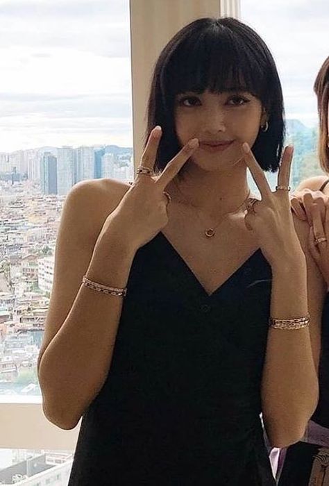 Lisa Short Hair, Lisa Hair, Short Hair Black, Chin Length Hair, Short Black Hairstyles, Brunette Hair, Black Tank Tops, Bob Hairstyles, Korean Girl