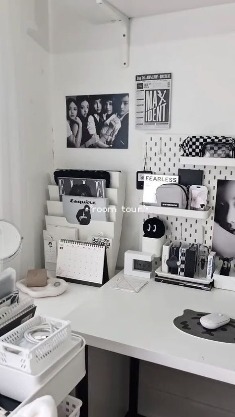 Small Rooms Aesthetic, White Desk Setup, Bedroom Desk Decor, Home Gel Nails, Black Room Decor, Kpop Albums, White Room Decor, Desk Inspiration, Bedroom Desk