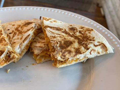 Taco Bell Chicken Quesadilla Recipe, Taco Bell Chicken Quesadilla, Chicken Quesadillas Taco Bell, Creamy Chipotle Chicken, Log Farmhouse, Doing School Work, Copycat Taco Bell, Creamy Chipotle Sauce, Recipes Copycat