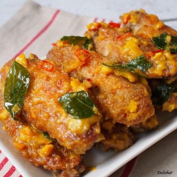 Salted Egg Yolk Wings Salted Egg Recipe, Salted Egg Chicken, Crispy Oven Fried Chicken, Chicken Wing Sauces, Salted Egg Yolk, Oven Chicken Recipes, Crispy Wings, Chicken Wings Recipe, Oven Fried Chicken