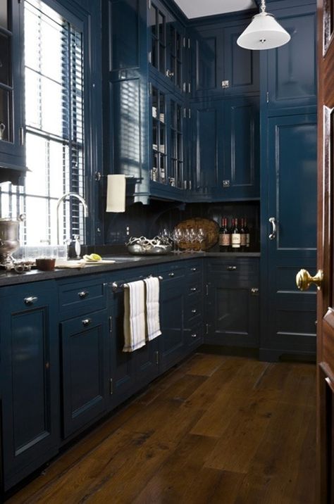 Miles Redd. Paint: Hague Blue by Farrow and Ball. Monochromatic Kitchen, Dark Blue Kitchens, Navy Cabinets, Navy Blue Kitchen, Navy Kitchen, Blue Kitchen Cabinets, Blue Cabinets, Blue Kitchen, Interior Modern