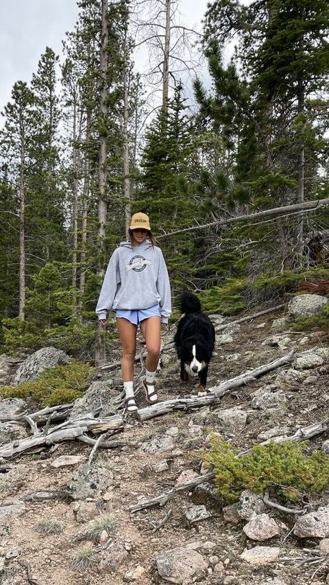 Mountain Vibes Aesthetic, Comfy Hiking Outfit, Hike Aesthetic Summer, Hiking Outfits Aesthetic, Outdoor Girl Aesthetic, Nature Aesthetic Outfit, Mountain Life Aesthetic, Mountain Girl Aesthetic, Hiking Vibes