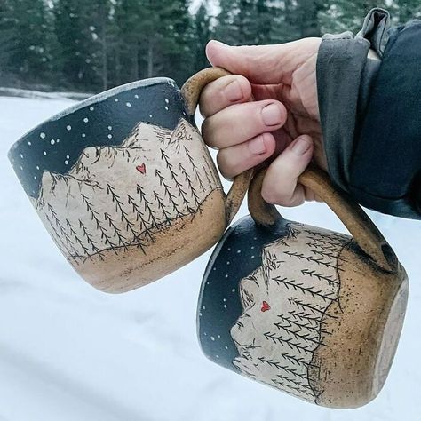 Creative Mug Ideas Ceramics, Coffee Cups Pottery, Pottery Mugs Designs, Winter Cups Design, Easy Pottery Gifts To Make, Pottery Mugs Painting, Pottery Christmas Mugs, Winter Ceramics Ideas, Christmas Ceramics Pottery