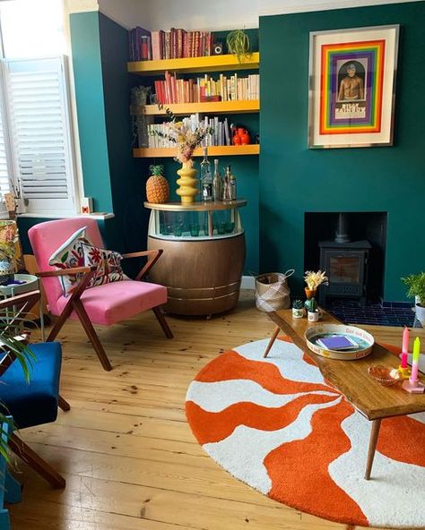 Quirky Living Room Ideas, Quirky Living Room, Teal Rooms, Colorful Mid Century Modern, Funky Living Rooms, Teal Living Rooms, Bohemian Living Room Decor, Retro Living Rooms, Bright Living Room