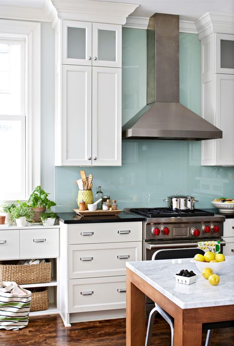 9 No-Fail Strategies for Using Color in a Modern Kitchen (love this backsplash) Kitchen With White Cabinets, Glass Backsplash Kitchen, Glass Kitchen Backsplash, Mcm Kitchen, Kitchen Ikea, White Kitchen Backsplash, Kitchen Backsplash Designs, Backsplash Designs, Glass Backsplash