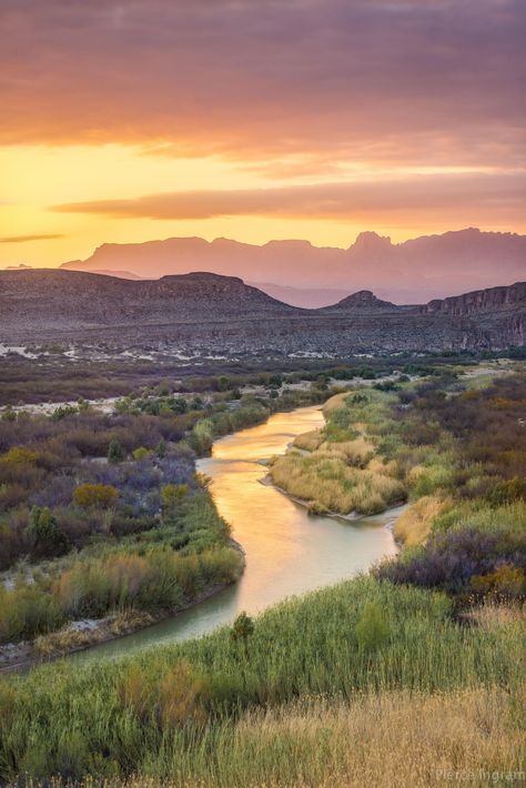 Rio Grande, Big Bend National Park Texas Scenery, Big Bend National Park Texas, Houston Hotels, Texas Sunset, Guadalupe Mountains, Beautiful Beach Pictures, Earth Photos, Small Town Romance, Big Bend National Park