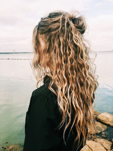 Surfy Hairstyles, Beach Blonde Surfer Hair, Beach Bleached Hair, Surfer Woman Style, Wavy Surfer Hair, Natural Beach Hair, Surfer Curls, Surfer Waves Hair, Surfer Blonde Hair Sun Kissed