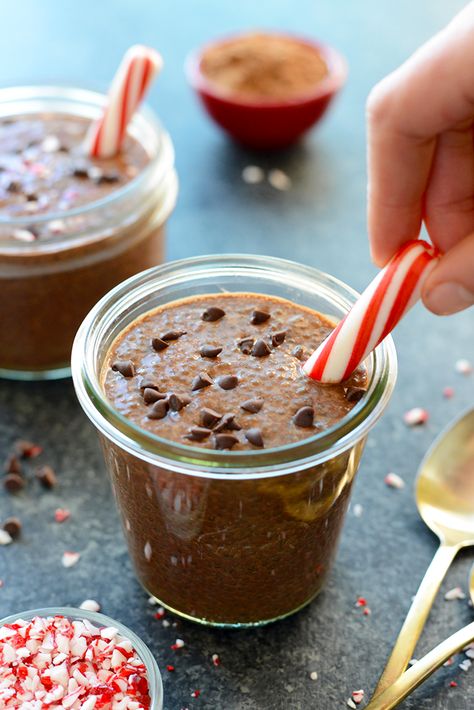 Get festive with your chocolate chia seed pudding and add some peppermint extract for the perfect healthy holiday dessert! Prep Desserts, Nourishing Desserts, Cleansing Recipes, Healthy Holiday Desserts, Smart Eating, Bake Sweets, Chocolate Chia Seed Pudding, Fit Foodie Finds, Chia Seed Recipes Pudding