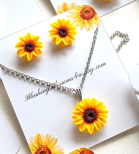 Minimalist Accessories Jewellery, Fall Wedding Gifts, Handmade Sunflower, Polymer Clay Flower Jewelry, Quilled Jewellery, Sunflower Jewelry, Sunflower Gifts, Sunflower Pendant, Sunflower Necklace