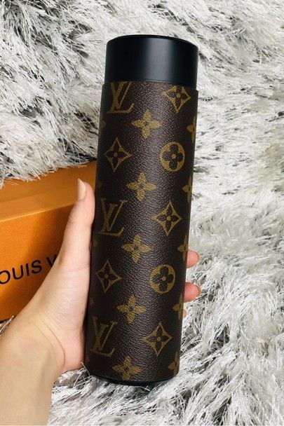 Luxury Cups, Water Bottle Drawing, Water Bottle Aesthetic, Bottle Design Water, Aesthetic Water Bottle, Bottle Aesthetic, Water Bottle Crafts, Water Bottle Storage, Trendy Water Bottles