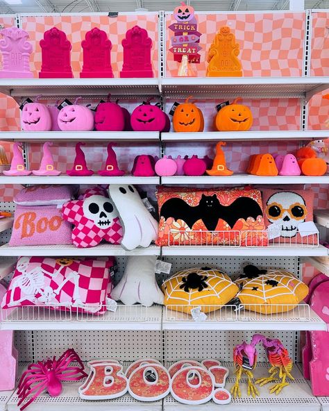 Michaels Halloween Decor, Halloween Decorations Aesthetic, Michaels Halloween, Fall House, Hippie Halloween, Random Aesthetic, Treat Ideas, Trunk Or Treat, Pink Halloween