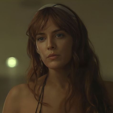 Daisy Jones Haircut, Daisy Jones And The Six Hair, Daisy Jones Hair, Riley Keough Hair, Riley Keough Daisy Jones, Julie Crawford, Riders On The Storm, Riley Keough, Camila Morrone