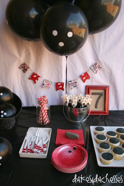 bowling tablescape at bowling party, ballons with white dots painted on them! Bowling Party Themes, Bowling Party Invitations, Bowling Birthday Party, Bowling Party, Birthday Party Planning, Kids Party Themes, Entertaining Ideas, 6th Birthday Parties, 4th Birthday Parties