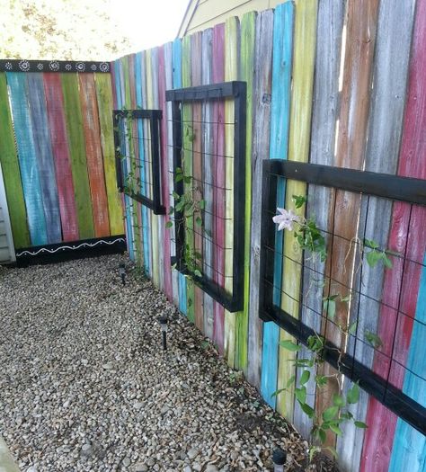 Painted fence :) Painted Wooden Garden Fences, Paint Fence Ideas Backyards, Fence Ideas On A Budget, Fence Front Yard, Painted Sheds, Colorful Fence, Painted Fences, Painted Fence, Privacy Fence Ideas