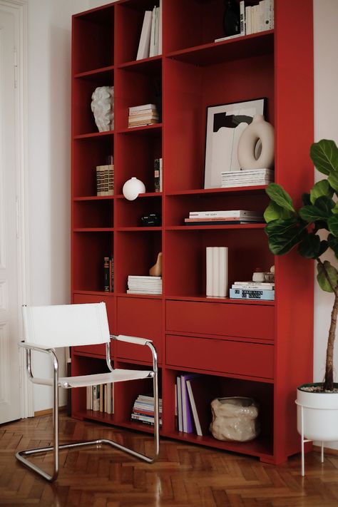 Red Bookshelves, Red Bookcase, Red Bookshelf, Red Interior Design, Pink Shelves, Red Shelves, Kids Rooms Inspo, Appartment Decor, Home Decor Shelves