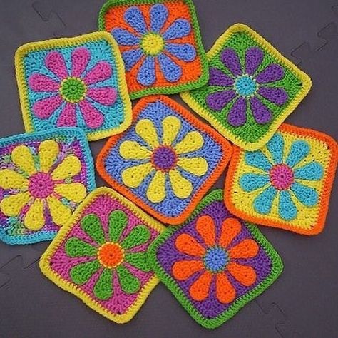 Simple Granny Square Pattern Crochet Flower Granny Square Pattern, Granny Square Häkelanleitung, Granny Square Pattern Free, Motifs Granny Square, Crochet Flower Squares, Beau Crochet, Flower Granny Square, Granny Square Pattern, Granny Square Crochet Patterns Free