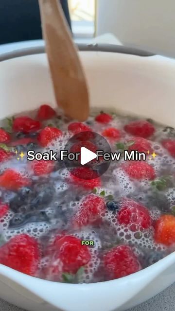 Health DIY - Natural Remedies on Instagram: "How to clean your fruits and vegetables.  Great content by @doctortim.md. Follow him for more amazing content like this!  Although it’s not absolutely necessary to clean all produce for those who have an average immune system, I prefer to use this method. At bare minimum - rinsing under the sink with water helps significantly!  ✨Follow @doctortim.md to live a healthier life  The published data is not as robust as I would like on this topic, but from what I’ve gathered:  1️⃣ Rinse 2️⃣ Soaking in 1 cup distilled white vinegar + 3 cups filtered water (at least 10 min) – the vinegar’s acidity helps remove microorganisms and some pesticides, but not all. 3️⃣ Add baking soda (2 tsp) to form CO2 bubbles. Some people directly combine baking soda before Soak Fruit In Vinegar, How To Clean Fruit With Baking Soda, How To Wash Fruit With Baking Soda, Washing Berries With Baking Soda, How To Clean Berries Baking Soda, Vinegar To Clean Fruit, Soaking Fruit In Vinegar, Vinegar And Baking Soda Fruit Wash, Clean Fruit With Vinegar And Baking Soda