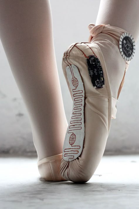 E-traces Ballet Shoes - The concept of Lesia Trubat‘s ‘E-traces’ is based in capturing dance movements and transforming them into visual sensations through the use of new technologies. Lilypad Arduino, Smart Textiles, E Textiles, Jazz Hip Hop, Ballet Shoe, Dance Movement, Technology Fashion, Dance Ballet, Wearable Tech