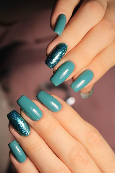 Winter and New year nails Teal New Years Nails, Plain Nails With Glitter, Green Blue Nails Ideas, Teal Winter Nails, Teal Christmas Nails, Bright Winter Nails, White Nails With Accent, White Nails With Accent Nail, Late Winter Nails