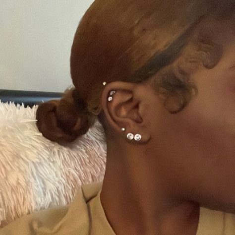 Ear Piercings On Black Women, Cute Piercings Nose, Ear Piercings Black Women, Piercings Black Women, Piercing Inspo Ear, Ear Piercings Black, Peircings Women, Pretty Piercings, Double Nose Piercing