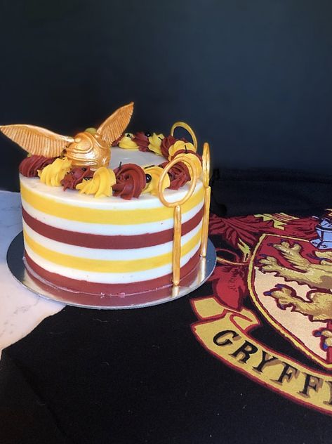 Gryffindor Birthday Cake, Gryffindor Cake Ideas, Harry Potter Birthday Cake Gryffindor, Harry Potter Quidditch Cake, Harry Potter Number Cake, Birthday Kids Ideas, Gryffindor Cake, Quidditch Cake, Quidditch Gryffindor