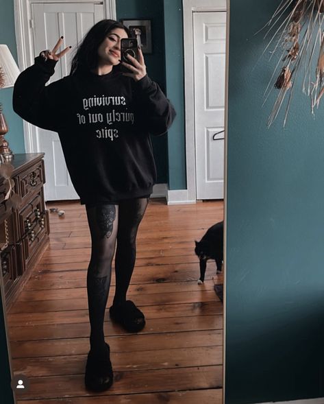 Cozy Gothic Outfits, Comfortable Gothic Outfits, Emo Lounge Wear, Comfy Gothic Outfits, Emo Mom Aesthetic, Comfy Witch Outfits, Emo Mom Outfits, Goth Lounge Outfit, Lazy Alternative Outfits