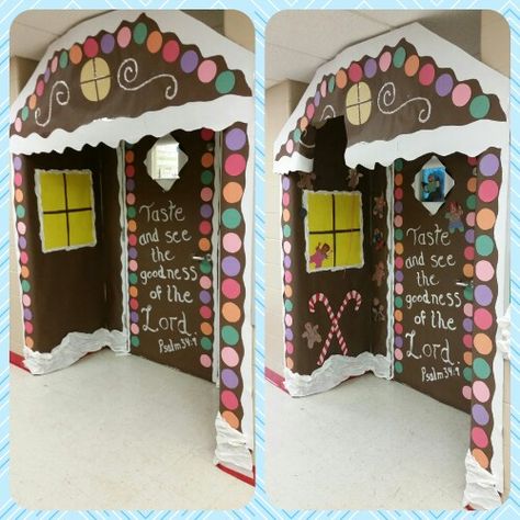 Gingerbread house in my classroom doorway. I had to cut a piece because I forgot how far the door swings out. Also the students made their own gingerbread boys and girls. Christmas Door Decorating, Diy Christmas Door Decorations, Holiday Door Decorations, Christmas Contests, Diy Christmas Door, Christmas Door Decorating Contest, Christmas Classroom Door, School Door Decorations, Door Decorating Contest