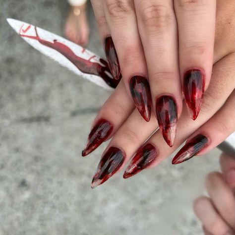 Bloody vampire spooky halloween nails ideas 2021 Vampire Fingernails, Jelly Halloween Nails, Vampire Nail Ideas, Vampire Aesthetic Nails, Vein Nails, Halloween Spooky Nails, Blood Nails Design, Vampire Red Nails, Vampire Nails Aesthetic