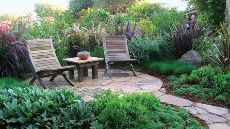 How to build your own circular patio | Get inspired by beautiful small-space retreats from around the West, and see how to make one of your own Patio Garden Ideas On A Budget, Diy Patio Ideas, Circular Patio, Slate Patio, Round Patio, Stone Patio, Budget Garden, Pool Garden, Have Inspiration