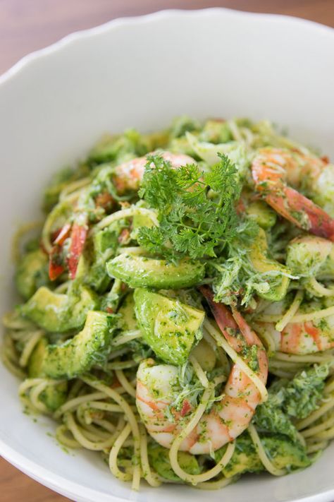 Recipe For Shrimp and Avocado Pasta - A balanced combination of flavors and textures in this easy pasta dish. Avocado Pasta Recipes, Avocado Recipes Pasta, Avocado Pasta, Easy Pasta Dishes, Dinner Entrees, Avocado Recipes, Pasta Dish, Spaghetti Squash, Lunch Snacks