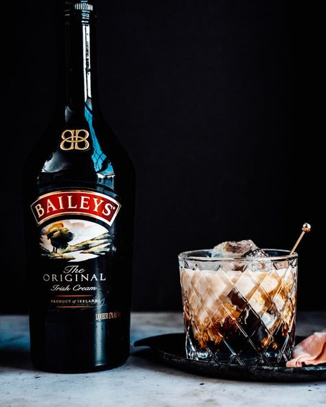 Baileys White Russian Recipe, White Russian Recipe Baileys, Baileys Irish Cream Cocktails, Black Russian Recipe, White Russian Recipe, Baileys Irish Cream Coffee, Cocktails Made With Vodka, Baileys Drinks, White Russian Recipes