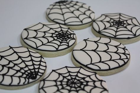 Spiderweb cookies Spiderweb Cookies, Spider Web Cookies, Wedding Cookies Decorated, Halloween Wedding Cakes, Cookies Halloween, Sugar Cookie Designs, Wedding Cookies, Halloween Cookies, Cookie Designs