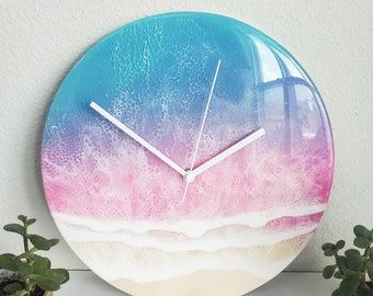 Resin Art Pieces, Resin Art On Wood, Resin Art Wall Clock, Resin Art Clock, Epoxy Board, Pastel Bathroom, Resin Inspiration, Amazing Resin, Clock Handmade